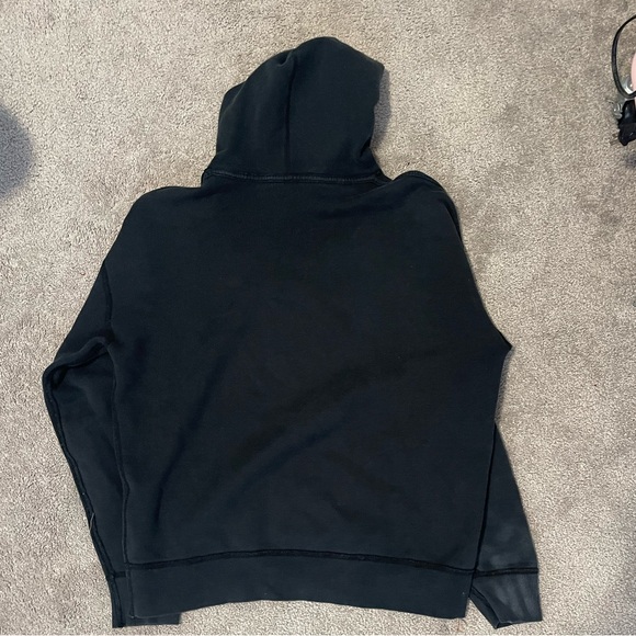This a reversible black hoodie - Picture 4 of 14